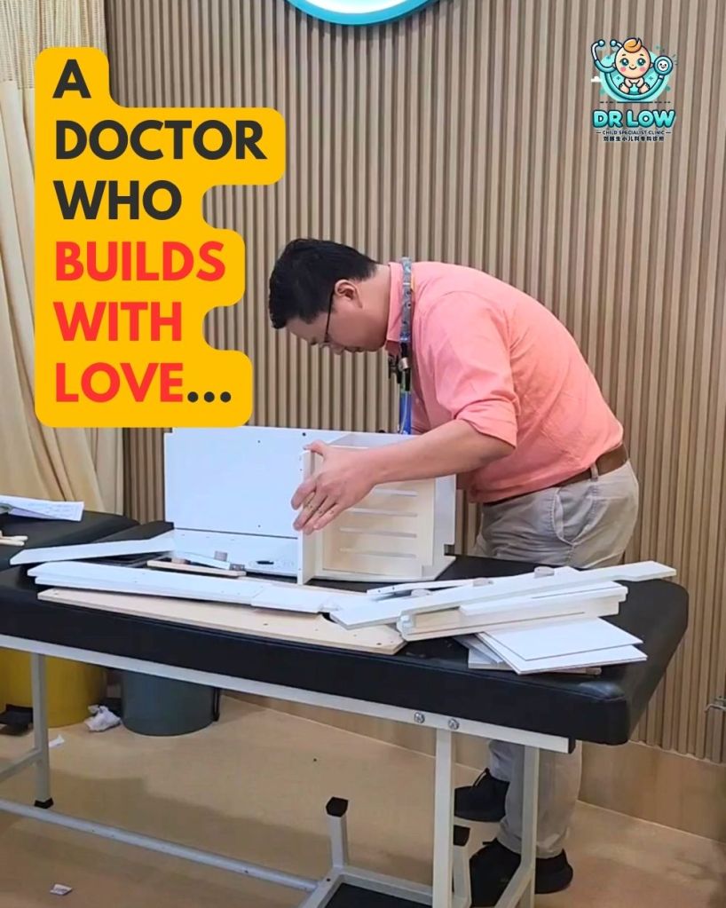 Main Adalah Terapi - Dr Low Pasang Dapur Mainan Untuk Anak-anak di Klinik Batu Pahat 01