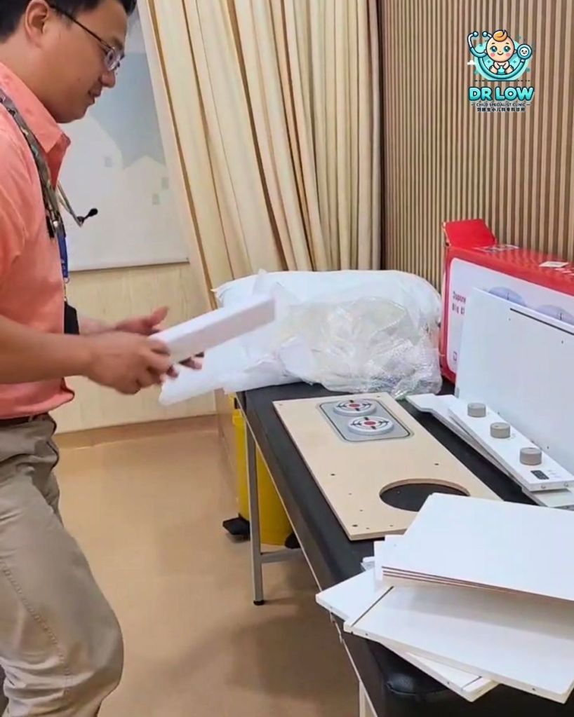 Main Adalah Terapi - Dr Low Pasang Dapur Mainan Untuk Anak-anak di Klinik Batu Pahat 02