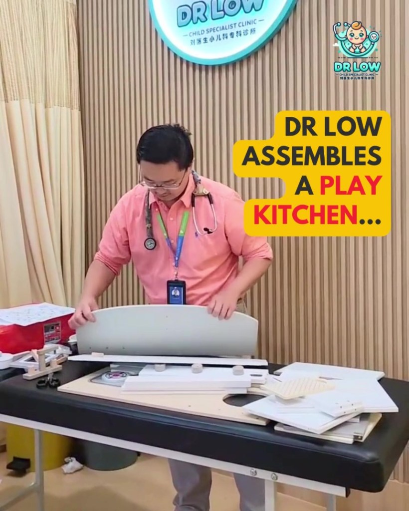Main Adalah Terapi - Dr Low Pasang Dapur Mainan Untuk Anak-anak di Klinik Batu Pahat 03