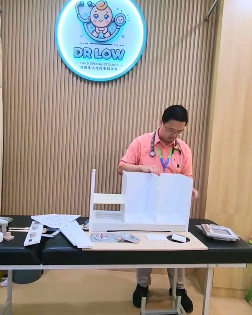 Main Adalah Terapi - Dr Low Pasang Dapur Mainan Untuk Anak-anak di Klinik Batu Pahat 04