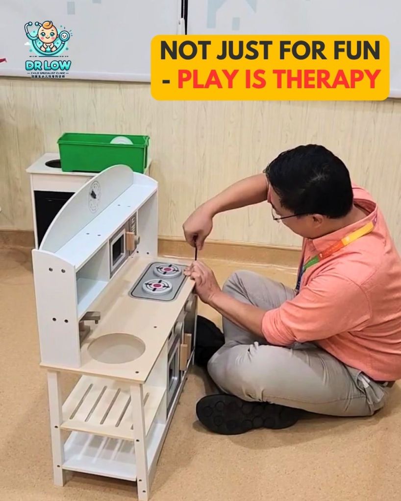 Main Adalah Terapi – Dr Low Pasang Dapur Mainan Untuk Anak-anak di Klinik Batu&nbsp;Pahat